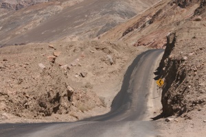 eenzame weg door Death Valley | Death Valley National Park